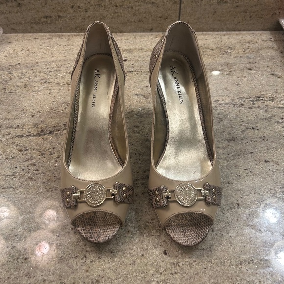 Like New! Anne Klein Nude Snakeskin Peep Toe Pumps - Picture 5 of 6